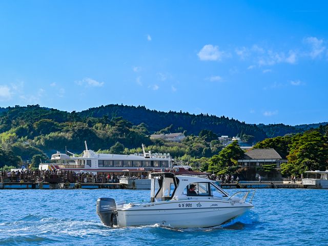 ふ頭に並ぶ大勢の観光客が、私達のボートに手を振ってくれました!予想外の嬉しいサプライズに、心温まる瞬間。最高にハッピーなクルージング気分になりました!