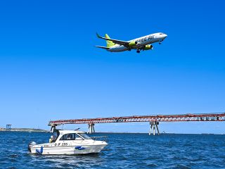 羽田空港を発着する飛行機を真下から観ることのできる一番人気のスポットです。