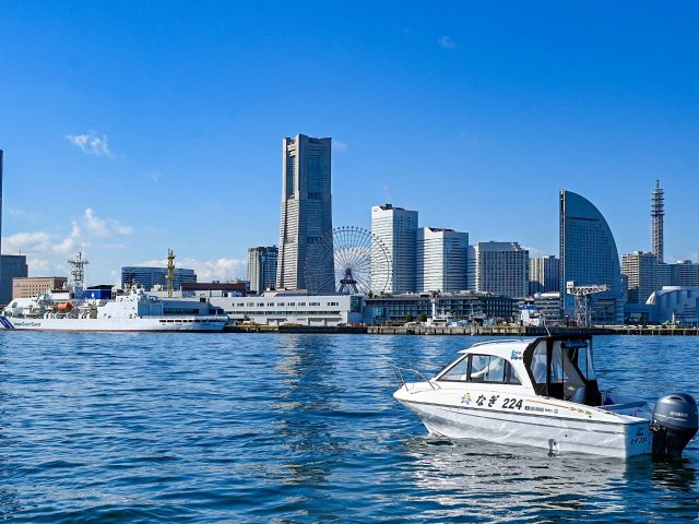 ベイブリッジを越えれば、きらめく高層ビル群と歴史的建造物が織りなすみなとみらいの絶景が目の前に。海から望むその美しさは、陸上からとは全く異なる感動を与えてくれま