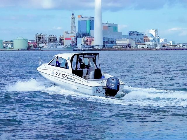 みなとみらいの隣には、連なる横浜の工場群が。海上から見上げれば、その無骨な姿も夜景に映え、ダイナミックなアート作品のように絵になります。