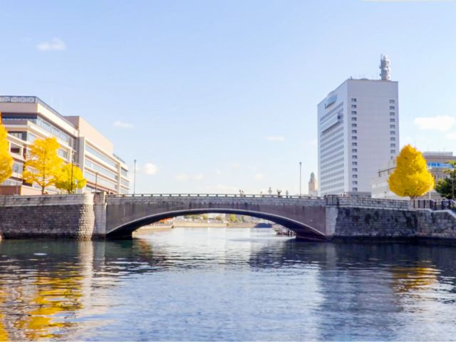 ボートが橋の底に触れそうなほどギリギリをくぐるのは、まさにスリル満点!高さの感覚が研ぎ澄まされ、非日常の面白さに心躍ります。