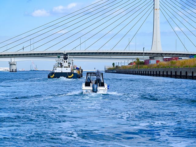 東京湾や横浜港、運河など、狭く船が多い場所での操船は新たな発見でした。複雑な状況下での操船技術は、知的好奇心を刺激する貴重な知識となりました。