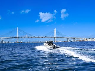 自分で操船し初めてベイブリッジをくぐり抜ける瞬間は、まるで巨大な門を突破するような壮大な感動と達成感に満ち溢れます。非日常の忘れられない体験となりました。