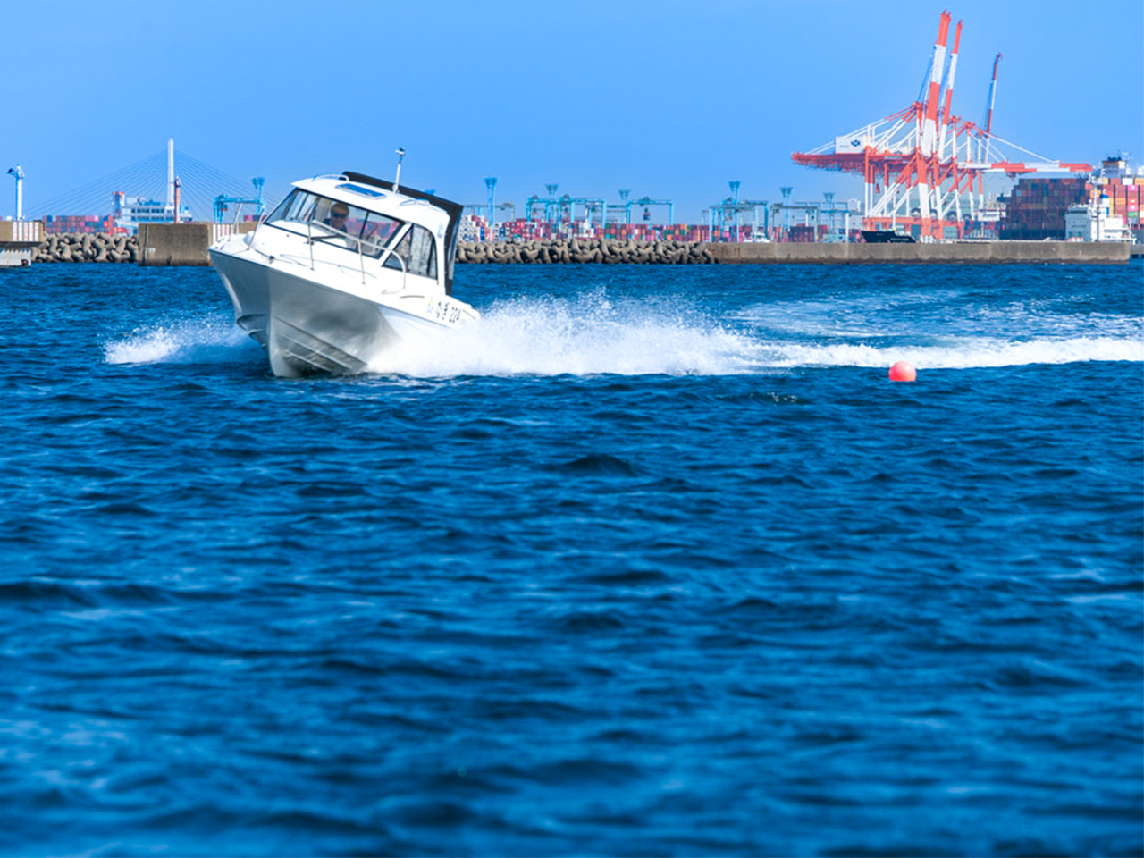 横浜港での操船教習は、大都会の真ん中で海と一体になれる貴重な体験でした。きらめく景色の中で自然に触れ合い、操船技術を学ぶ最高の環境だと実感しました。