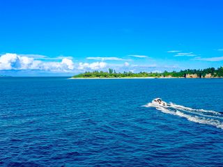 沖縄・津堅島の青い海を、自分で操るボートで駆け巡る。最高の開放感を体験しよう!