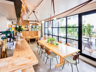 自然光差し込む店内