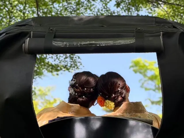 コース内の素敵なスポットでツボを押さえた記念の写真をお撮りします。そして一緒に写る人力車が優雅な旅のひとコマを演出してくれます。