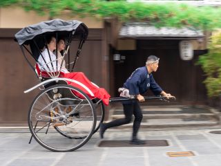 京都の名所を人力車で優雅に巡る特別体験をしてみませんか?