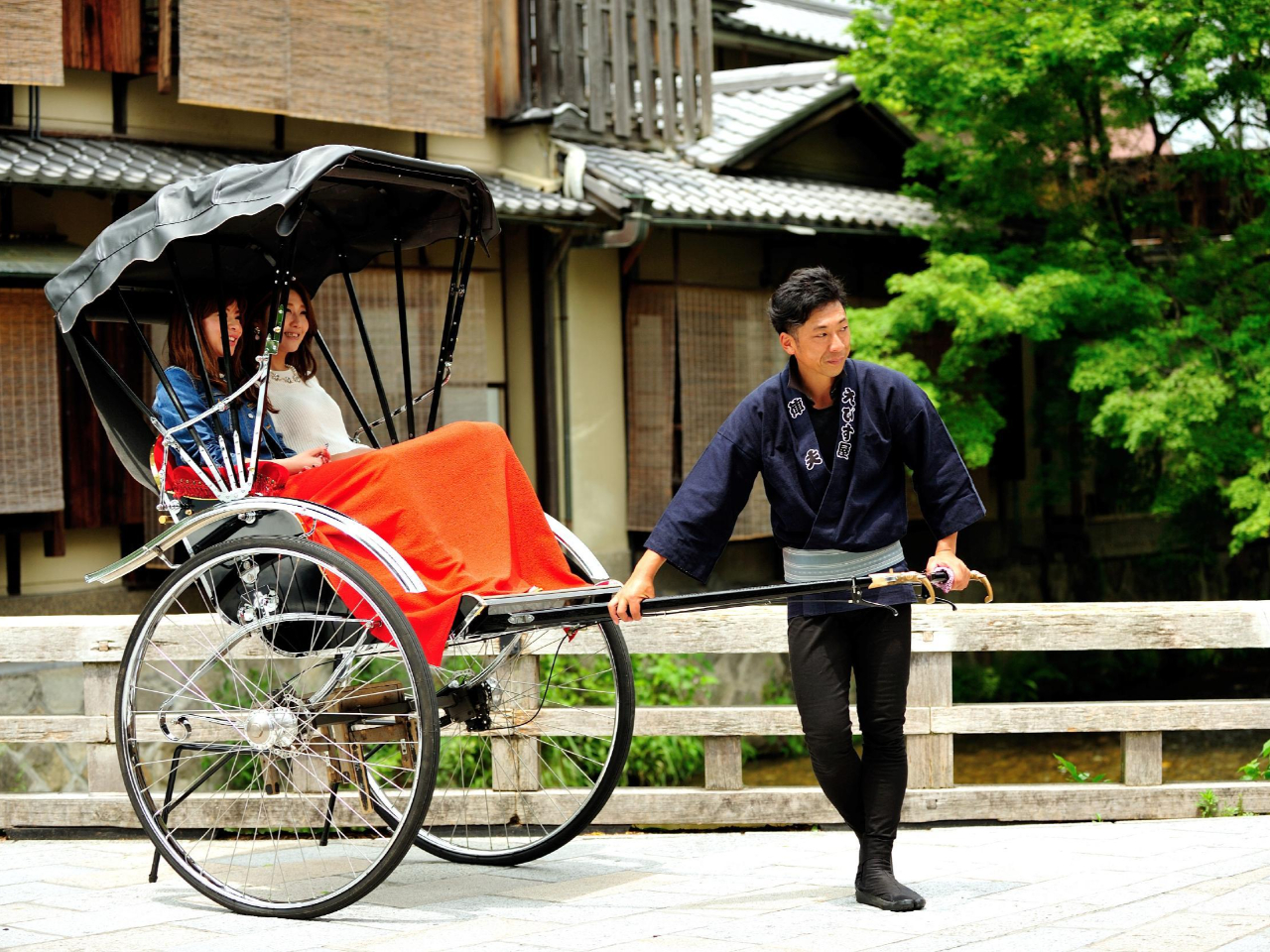 コース内の素敵なスポットでツボを押さえた記念の写真をお撮りします。そして一緒に写る人力車が優雅な旅のひとコマを演出してくれます。