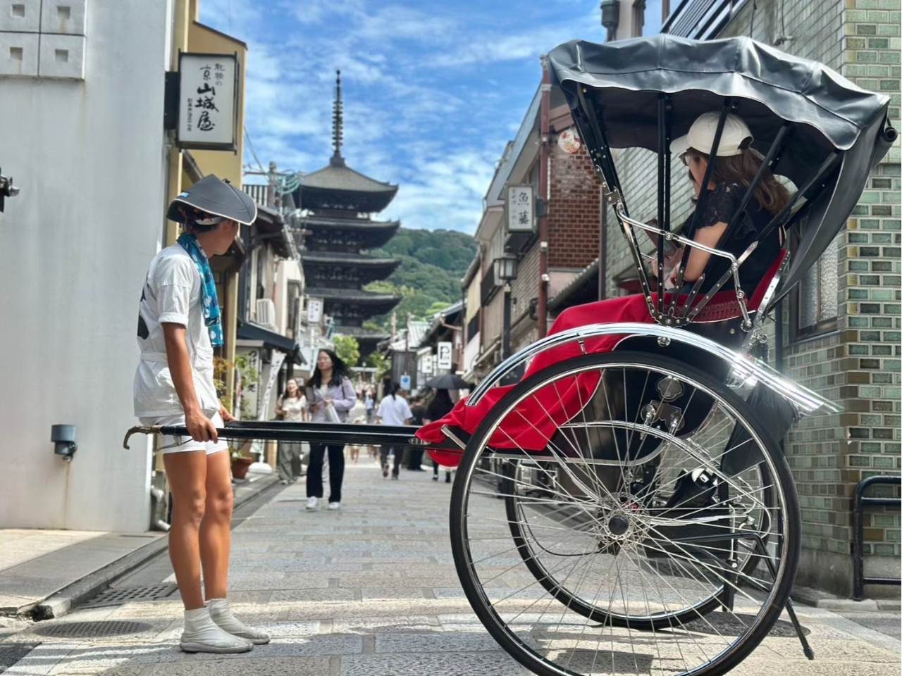 京都の名所を人力車で優雅に巡る特別体験をしてみませんか?