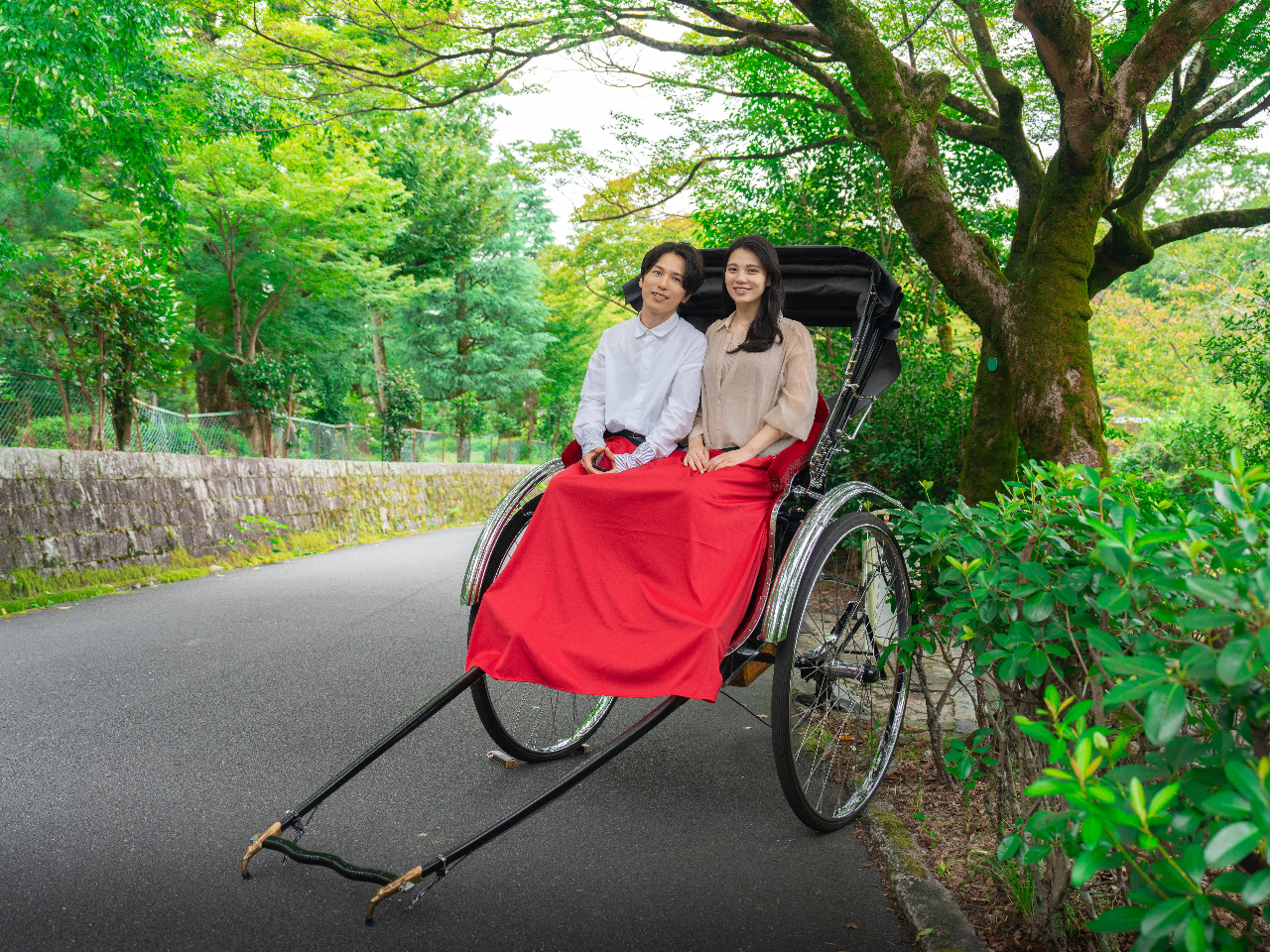 コース内の素敵なスポットでツボを押さえた記念の写真をお撮りします。そして一緒に写る人力車が優雅な旅のひとコマを演出してくれます。