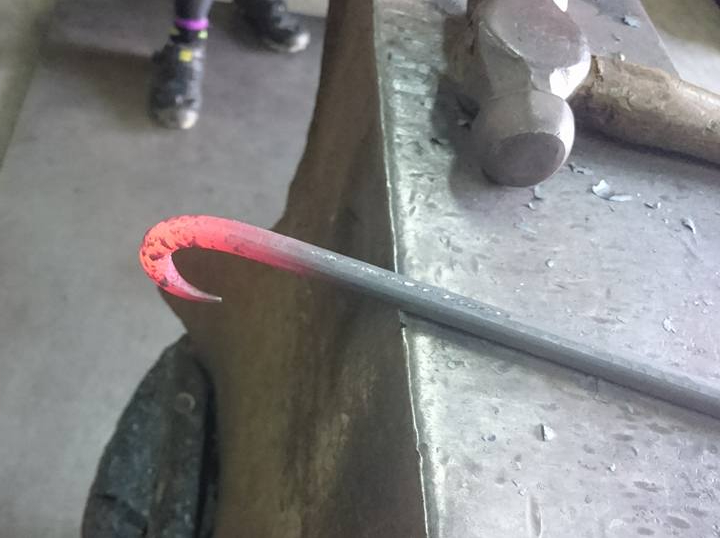 �b��������ɔM�����H�i�Ȃ���j��Ƃ����Ă���l�q