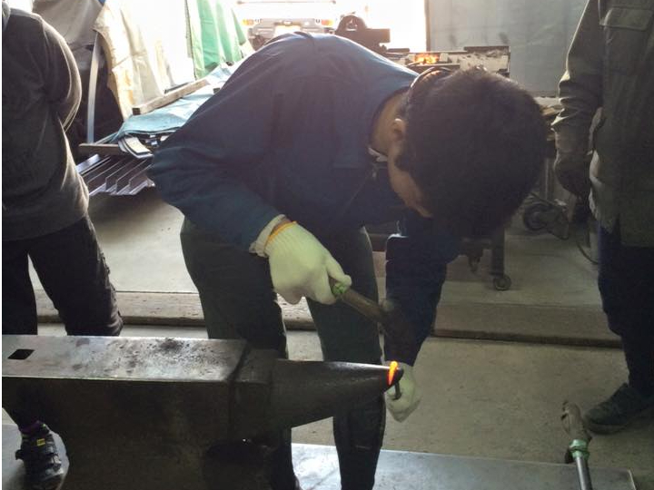 �b��������ɔM�����H�i�Ȃ���j��Ƃ����Ă���l�q