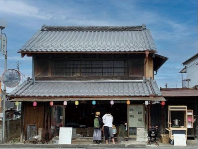 旧日光街道沿いのひときわ重厚感のある建築