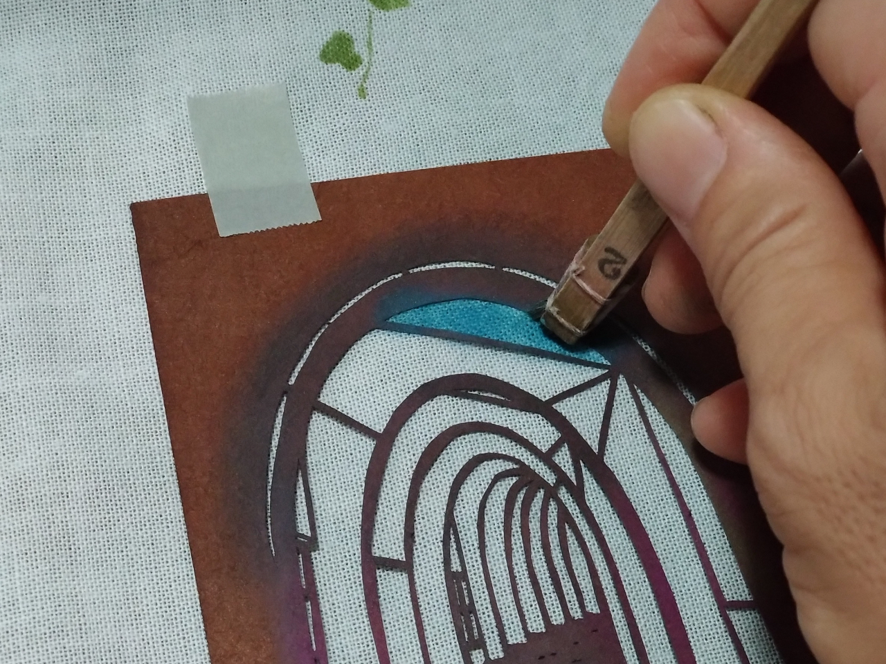 絵を描くことが得意でなくても、色や型紙の組み合わせでじぶんらしく染まります