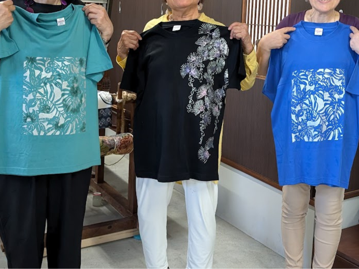 奄美紅型の好きな図柄を選んでTシャツの色も自分好みに。