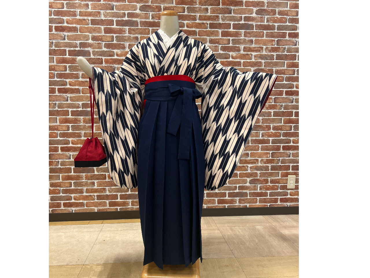 矢絣模様の着物に袴を合わせた大正ロマンスタイル