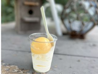 これが絶品♪モモナ特製の桃のコンポートがソフトクリームとベストマッチ!