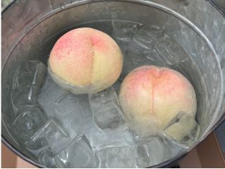 完熟桃をキンキンの氷で冷やして丸かじり!贅沢な食べ方!