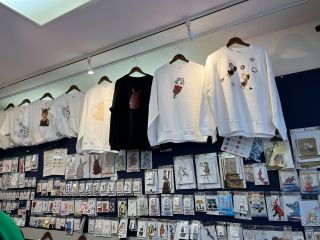 好きな柄 大きさのシールを選んで 好きな場所に貼ります あなただけのトップスのできあがり 旅の思い出に