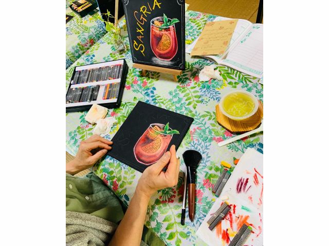 指を使って描いていきます。