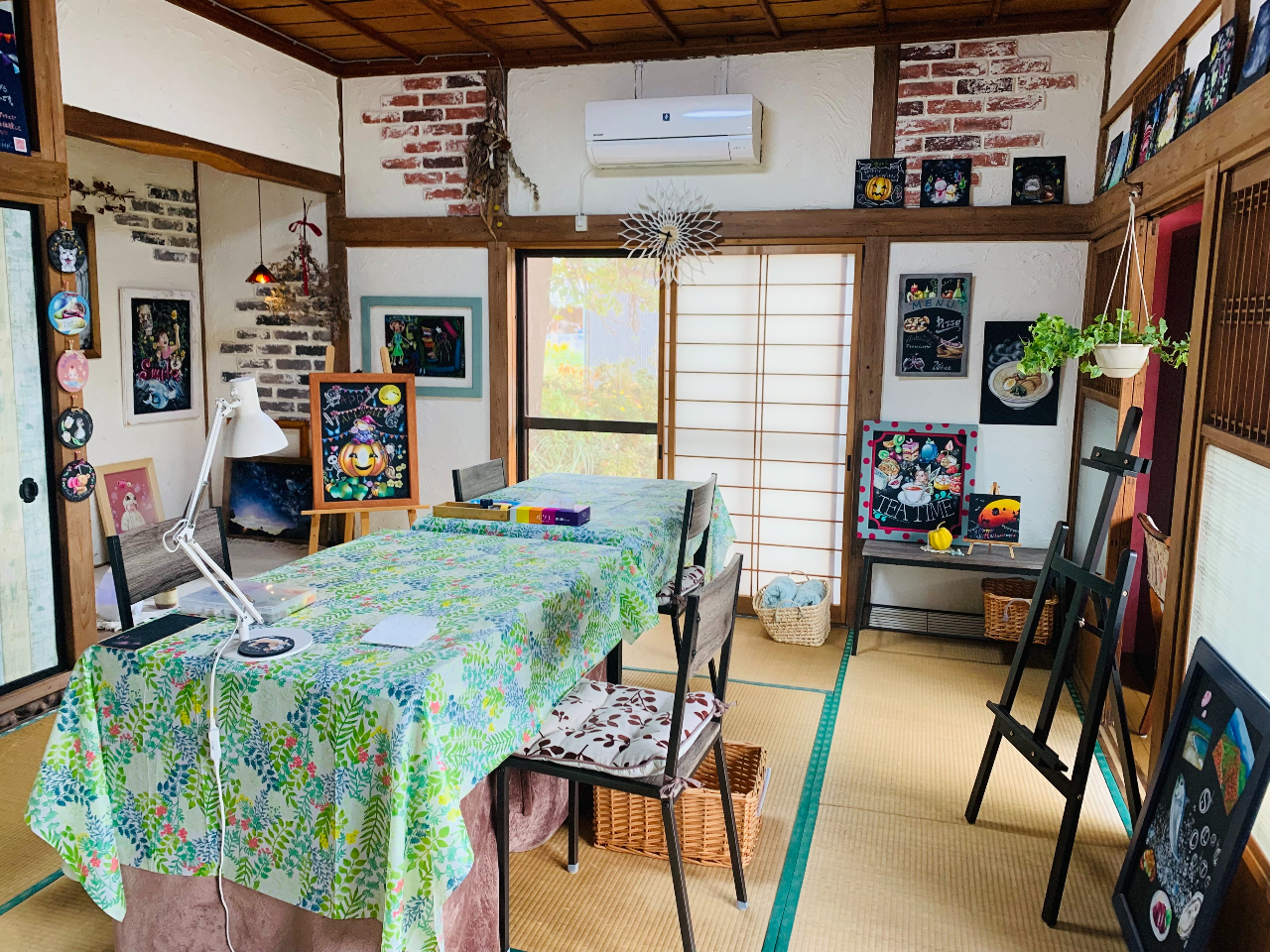 古い民家をリノベーションしたアトリエで、ゆったり制作していただけます。