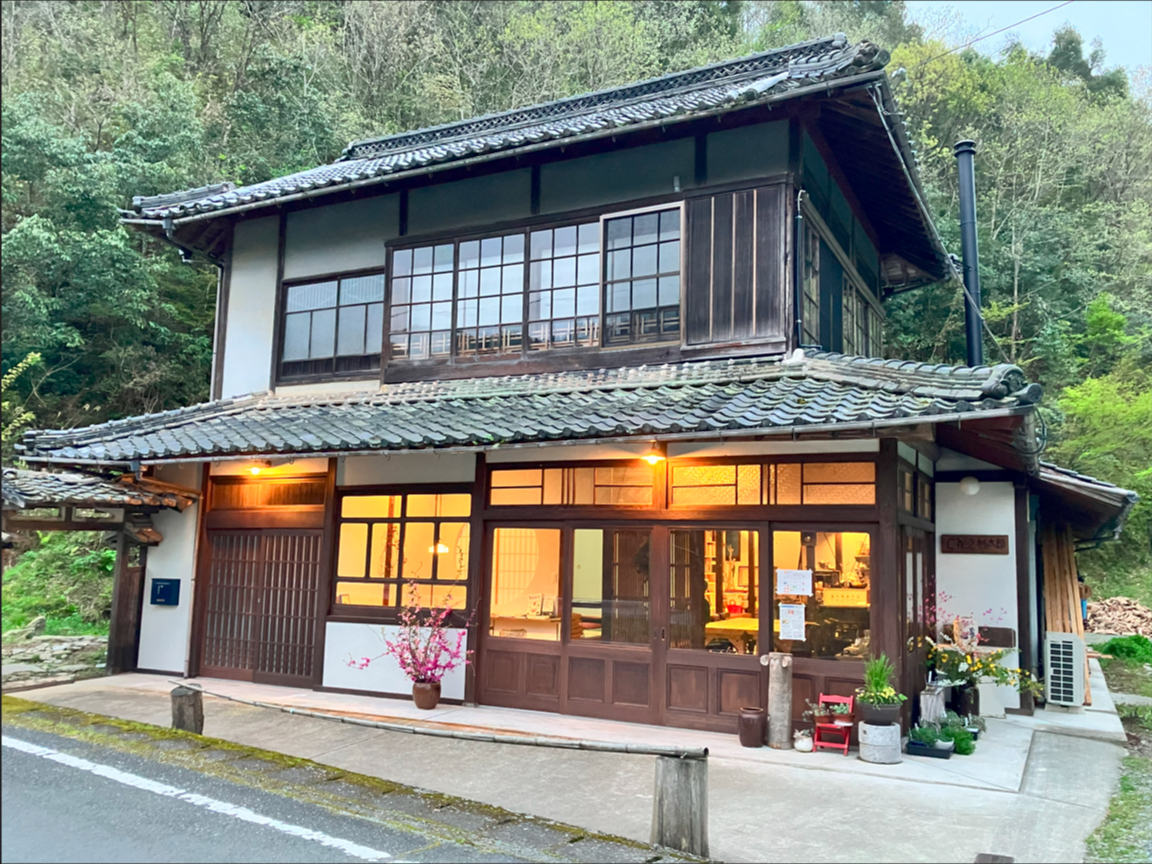 ΂Ɉ͂܂ꂽؑ2KĂ̌ÖƃJtFŁAfGȎԂ߂B