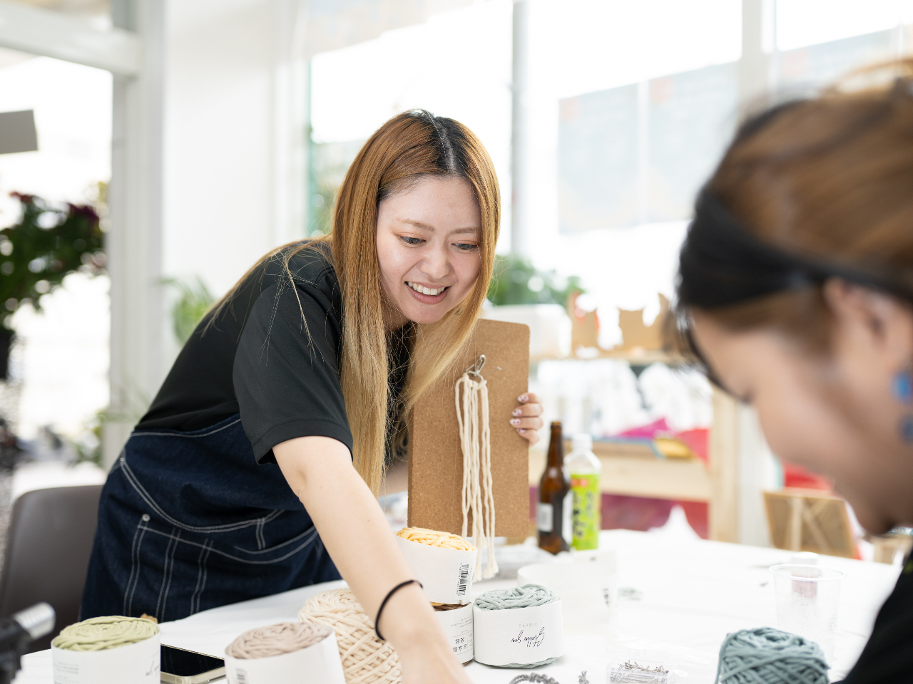 「上手ですね!」と褒め上手なスタッフ。楽しい会話をしながら、あっという間に完成します