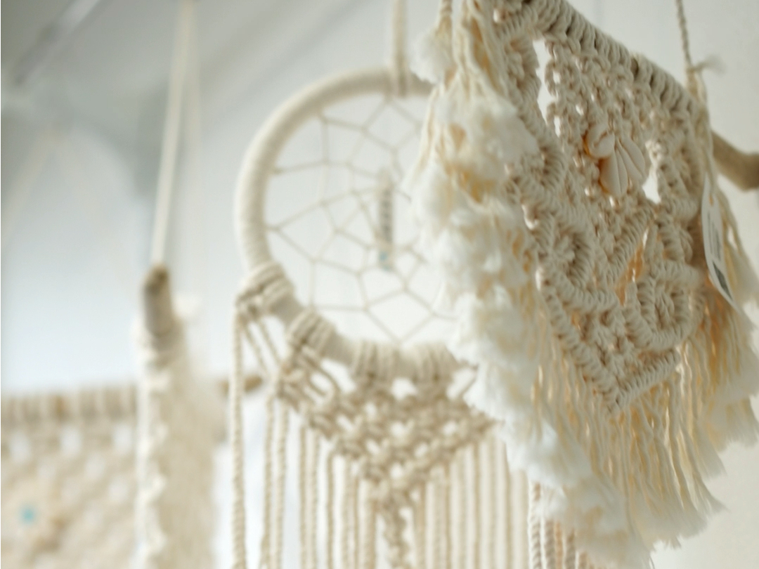 店内を彩るマクラメ作品たち。光と影が織りなす幻想的な空間で、創作意欲もアップ!こんな作品も作れるようになるかも♪