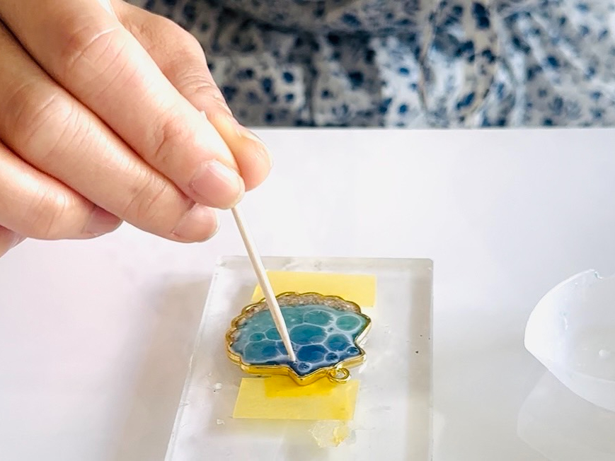 繊細な指先ワーク!小さな貝殻の中に、沖縄の海をギュッと詰め込む作業に夢中です