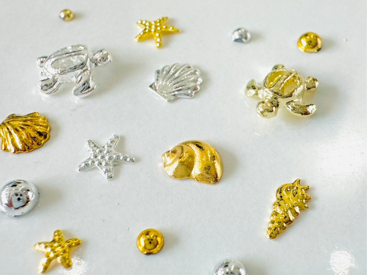 キラキラオプションパーツが100円でつけ放題!金・銀の貝殻やヒトデ、ウミガメで作品をもっと華やかに♪(キーホルダーのオプションになります。)
