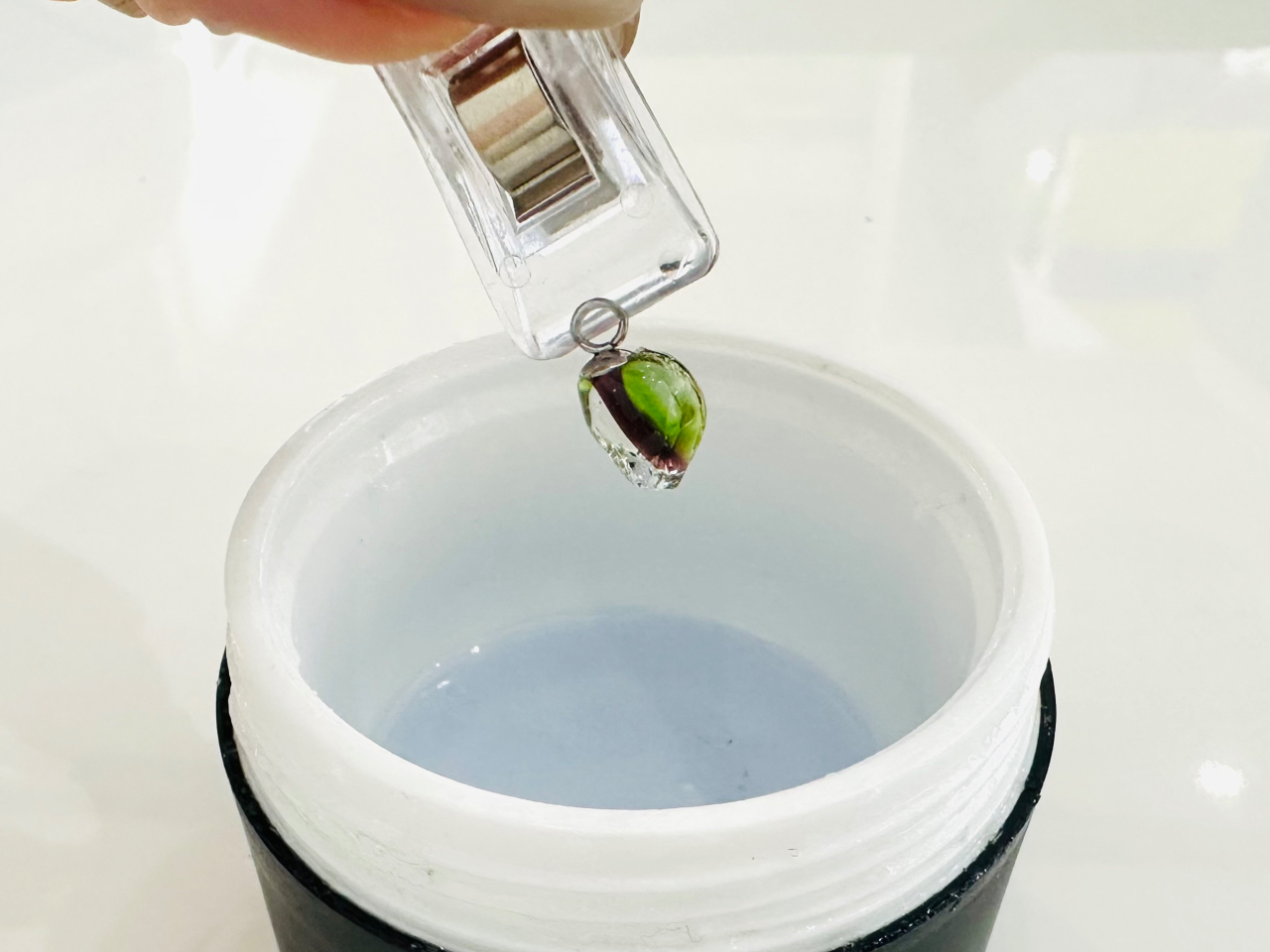 レジン液を流すと一気にツヤツヤに!ぷっくりとした透明感で、素材がキラキラ輝き出す瞬間です