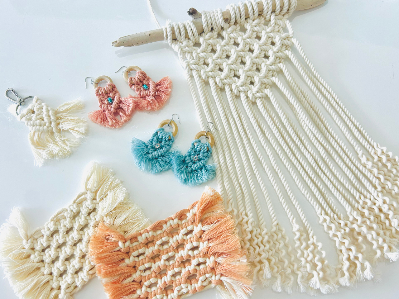 �I�ׂ��i���낢��I�L�[�z���_�[�A�R�[�X�^�[�A�A�N�Z�T���[�A�^�y�X�g���[�ȂǁB�ǂ����邩�������Ⴄ�� 