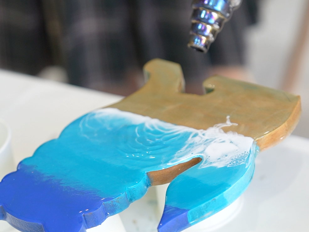 �������g���W���A�[�g�̑�햡�I���̗͂ŊC��`���B�����A��̔Z�W�����܂�āA���E�Ɉ�����̔g���������Ă����܂�