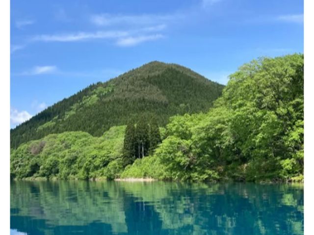 \四季折々に彩られる山々を背景にクルージング/