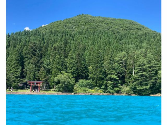 \青空と湖のコントラストが映える写真映えスポット/