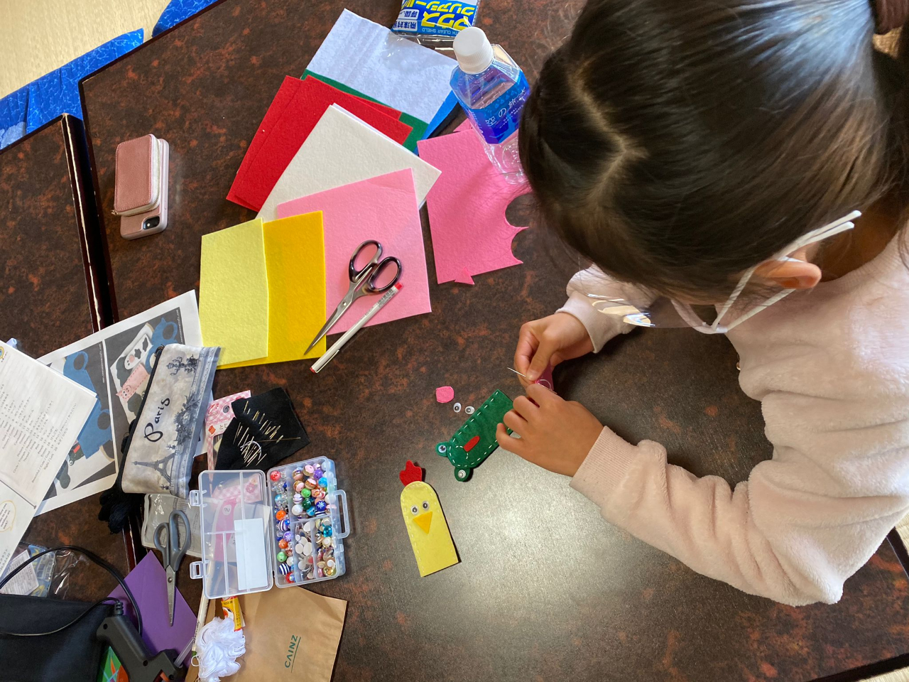�A�[�g���N���t�g�i�H��Â���j�ł��B�p��C���X�g���N�^�[���A�̌����邨�q�l�̔N��Ɛ��ʂɍ��킹�A���O�ɍޗ�����p�ӂ��܂��B