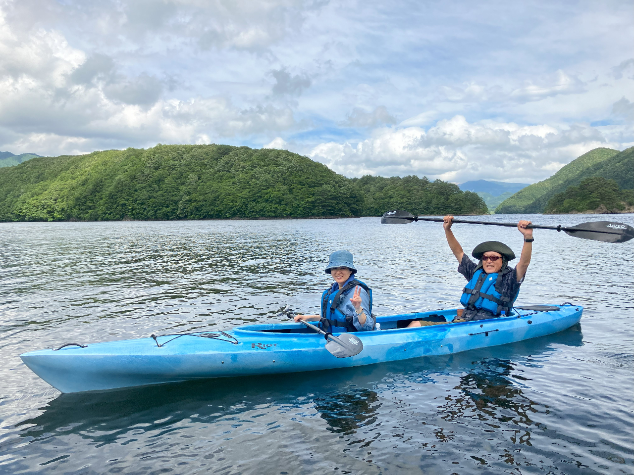 プライベートレイクと化した秋元湖。我々の他には人影も人工物もい一切見えない。裏磐梯最後の秘境!?テンション上がって、両の手も万歳!!