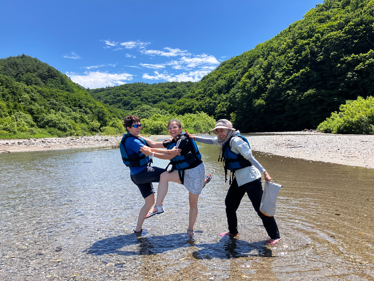 中津川での休憩中、水の冷たさにこの表情!!皆さんとってもいい笑顔。