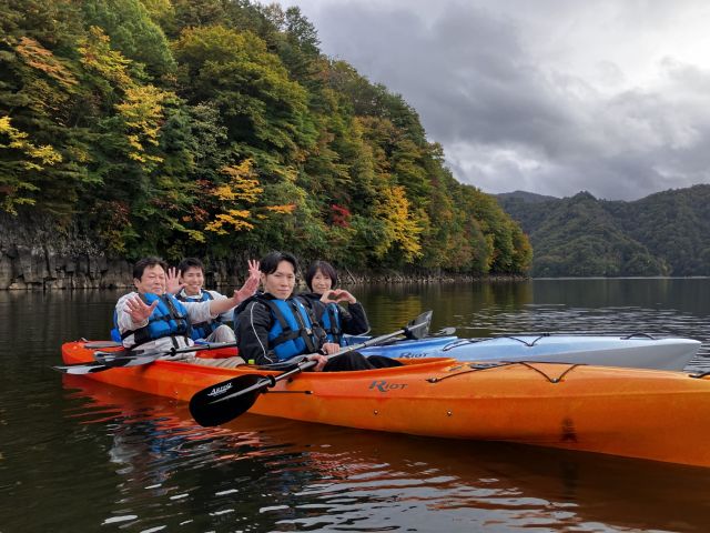 10月、色づき始めた秋元湖。パドルが水をかく音、時に葉っぱの揺れる音。静かな湖、手つかずの自然。360度丸っと大自然を満喫ください。