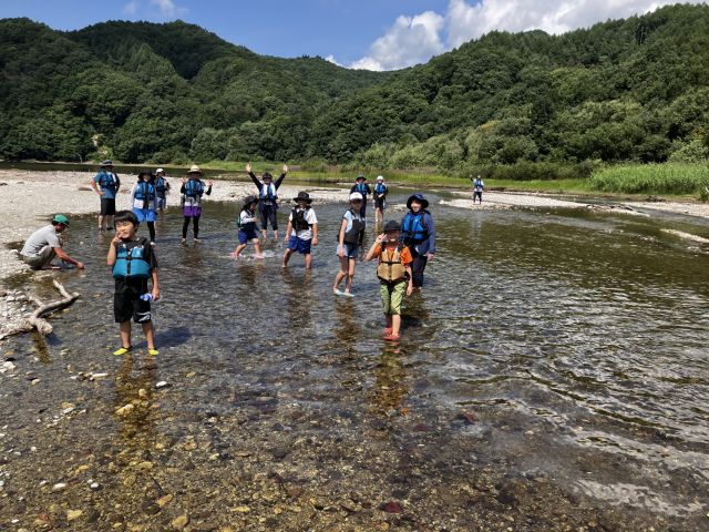 休憩地、中津川サンドバーに上陸。水温18℃。クリアーな流れ。首筋、手足を濡らして涼を取れば夏の日差しもなんのその。一気にクールダウン。子供達は川びに夢中です。