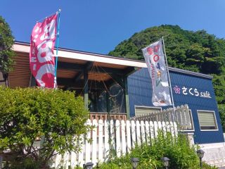 cafeが併設し屋根付きのBBQ場を貸切利用♪雨天時にもBBQを楽しめます!気の合う仲間と楽しいお時間をお過ごしください♪