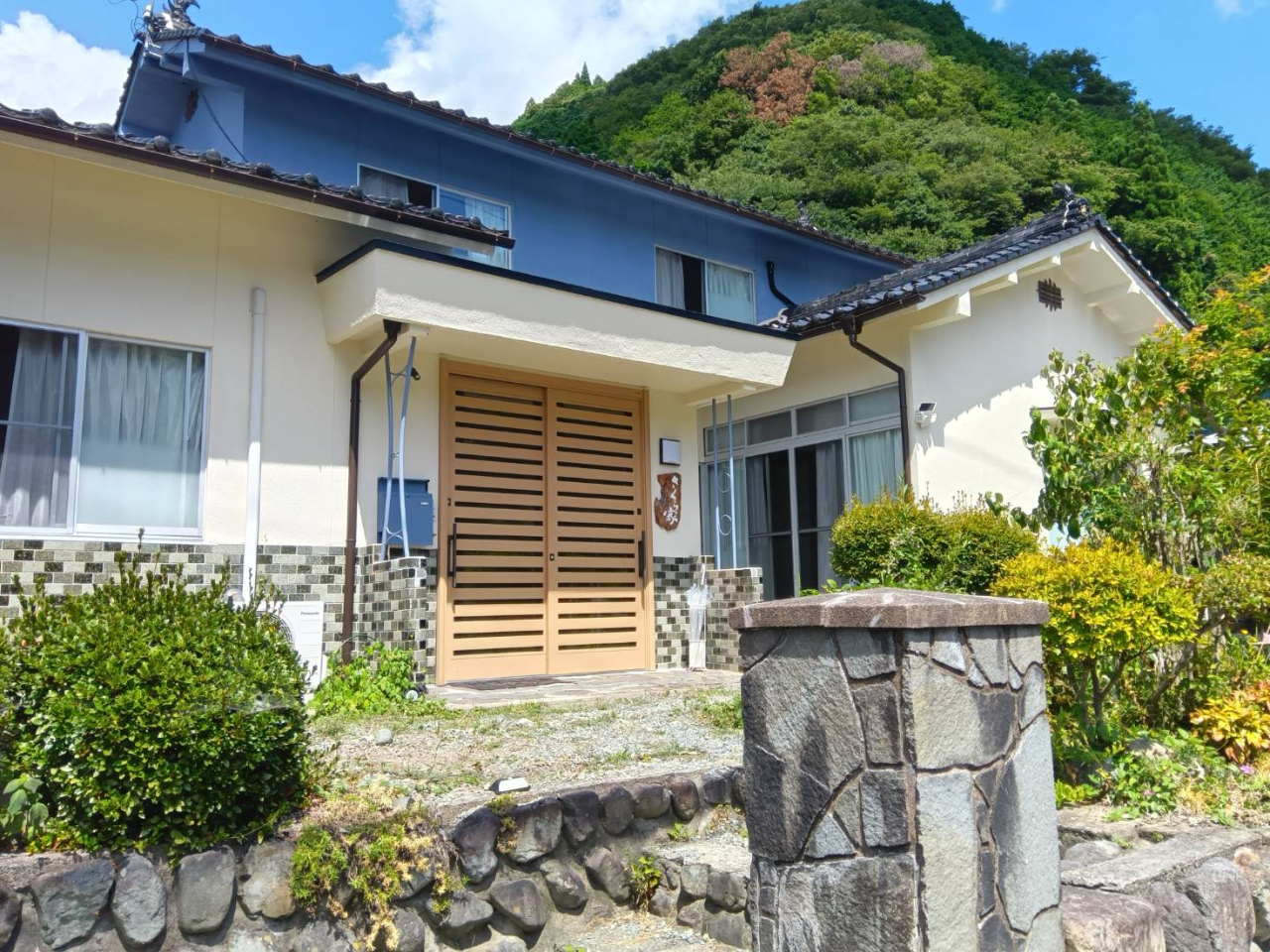 お手洗いなどはゲストハウスの設備をご利用いただけます。