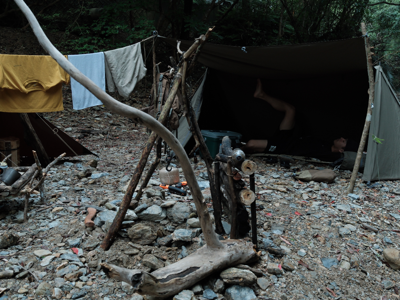 物干し、ポール、風防、キッチン。他にもいろんなものが全て手作りです!ロープと落ちている草木だけあれば本当になんでも作れちゃいます!