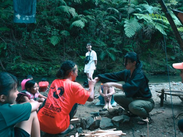 拠点をみんなでクラフトして作っていく、新しいアウトドア体験!沖縄の魅力が詰まった大自然の中で、自分たちだけの拠点を築いて飲食や談笑、川遊びを楽しもう!