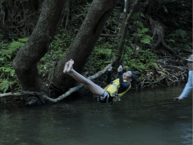 座れる強度がある木を探し、ロープワークで木に吊るしてブランコを作って遊ぶこともできます!必要な知識はこちらで全てレクチャー!是非、覚えて帰ってください!