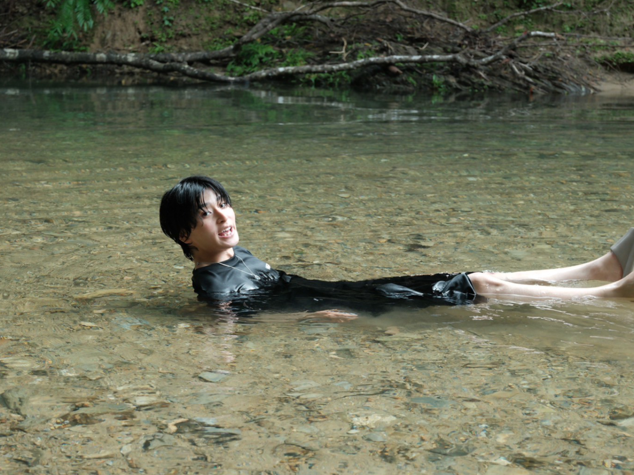 ブッシュクラフトで汗をかいたら、冷たい川にダイブ!これは海では味わえない気持ちよさです!ブッシュクラフト、冒険とアクティビティの一体型が、このプランの魅力です!