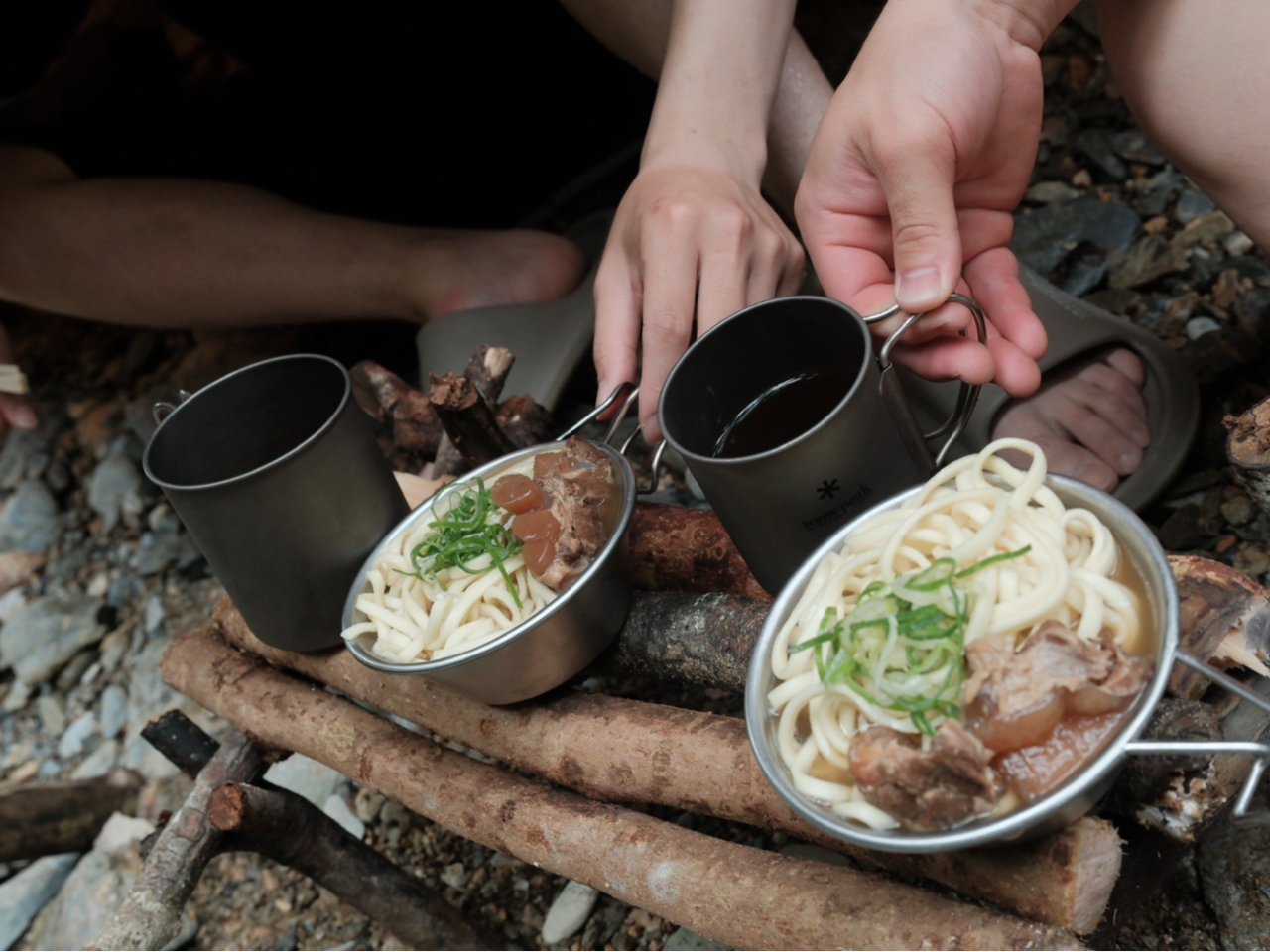 森で作るご飯は、なぜか家やお店で食べるものと段違いに美味しく感じます!yomoyaそばが大人気!森のキッチンを築き、みんなでサバイバル飯を堪能しましょう!