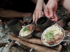 森で作るご飯は、なぜか家やお店で食べるものと段違いに美味しく感じます!yomoyaそばが大人気!森のキッチンを築き、みんなでサバイバル飯を堪能しましょう!