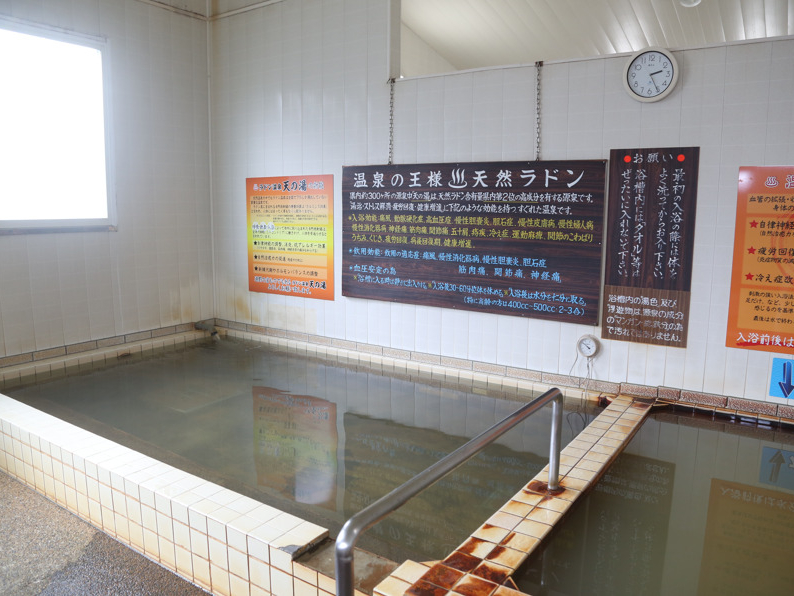 お湯は鉄分を含んでいるため有色のにごり湯。地元のじっちゃんばっちゃんにも大人気。最近は若い方もドライブと合わせて訪れてくれています。